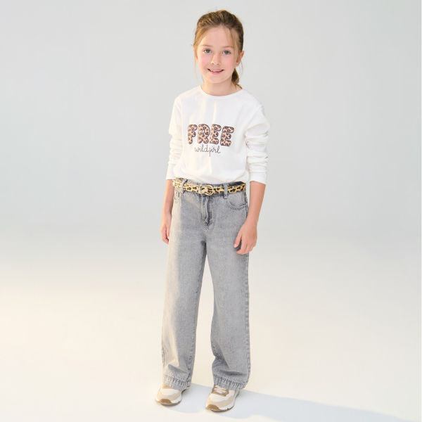 تيشيرت عليه عبارة ومزين برسمة جلد الفهد باللون البني الفاتح للفتيات